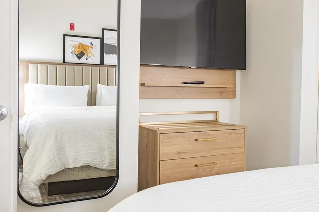جناح بسرير كوين بغرفة نوم واحدة مع أريكة بمطبخ لذوي الإعاقة، Staybridge Suites Lafayette Airport 2/5