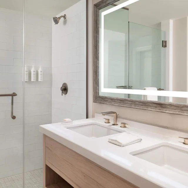 فيلا بسرير كينج بغرفة نوم واحدة، Sunsuites Villas at Sunseeker Resort, Curio by Hilton 2/2