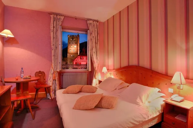 غرفة سوبيريور بسرير مزدوج بإطلالة، HOTEL DE LA TOUR 1/1