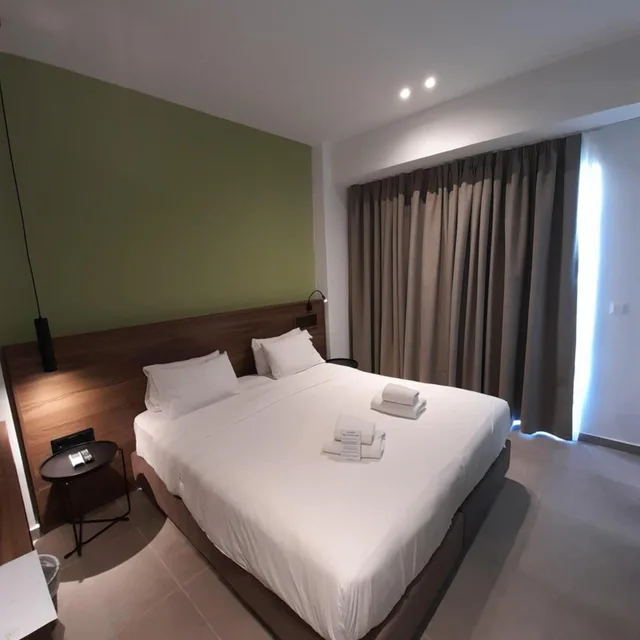 جناح جونيور، Astron Hotel 3/8