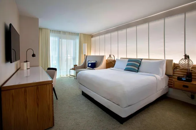 Room, King Bed, Water View, Balcony، Newport Marriott Hotel and Spa 10/16