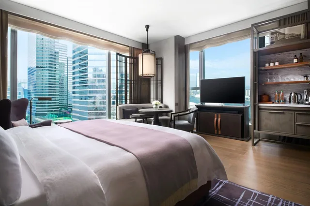 غرفة بسرير مزدوج بإطلالة على المدينة، The St. Regis Hong Kong 1/6