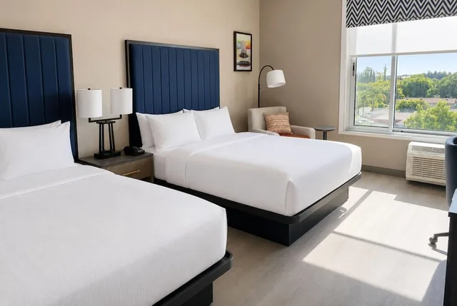 غرفة بسريرين كوين لذوي الإعاقة، La Quinta Inn & Suites by Wyndham Tracy 1/7