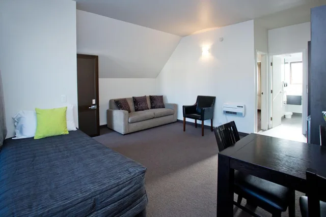 1 Bedroom, Apartment, Double and Twin Beds, Large, Cable Court Motel 7/10