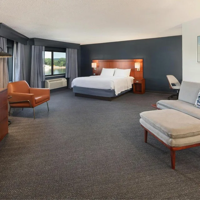 استوديو كبير بسرير كينج بإطلالة على النهر مع أريكة، Courtyard By Marriott La Crosse 1/3