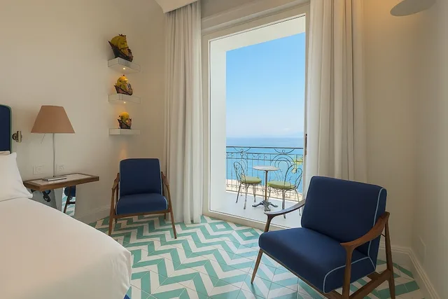 غرفة ديلوكس بسرير كينج بإطلالة على البحر، Grand Hotel Europa Palace 7/8