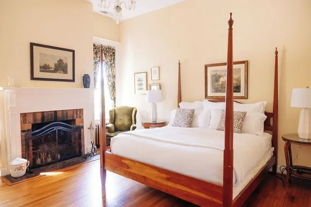 Regal, King Bed, Kenmore Inn 1/7