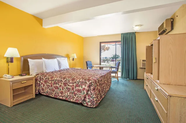 غرفة قياسية بسرير كوين، Travelodge By Wyndham Turlock 1/5