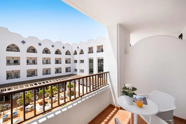 غرفة بسريرين منفصلين بشرفة بإطلالة، Hotel Mac Puerto Marina 5/5