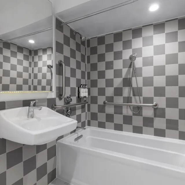 جناح بسرير كينج مع أريكة بحوض استحمام لذوي الإعاقة، Best Western Premier Empire State Hotel 3/3