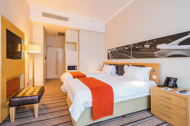 غرفة بسريرين منفصلين بإطلالة على المدينة، Protea Hotel by Marriott Gaborone Masa Square 4/8