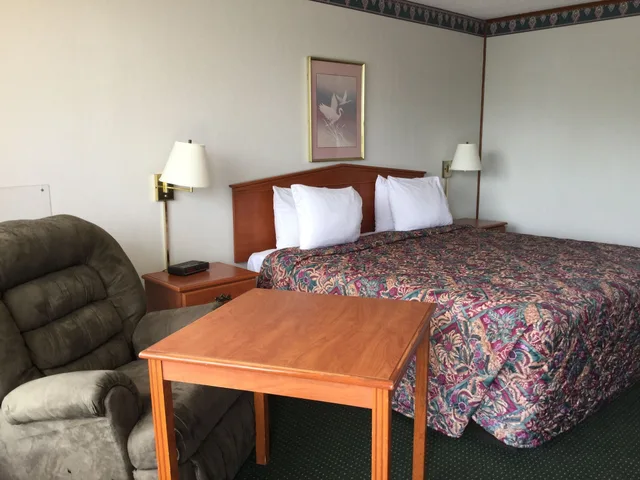 غرفة بسرير كينج للمدخنين، Sunset Inn Clarksville 3/5