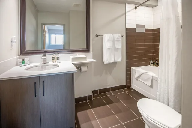 Coast, Comfort, Queen Bed، Coast Lethbridge Hotel and Conference Centre 7/9