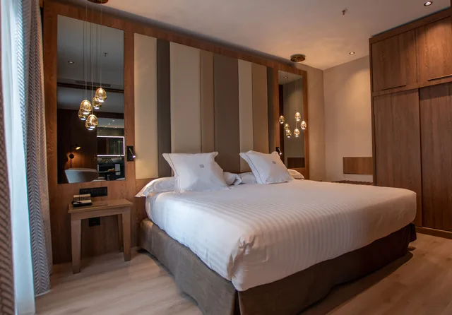 جناح جونيور بسرير كينج، Granada Center 2/5