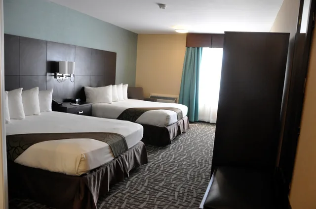 غرفة بريميوم بسريرين كوين بمطبخ صغير، Best Western Plus Barrie 1/3