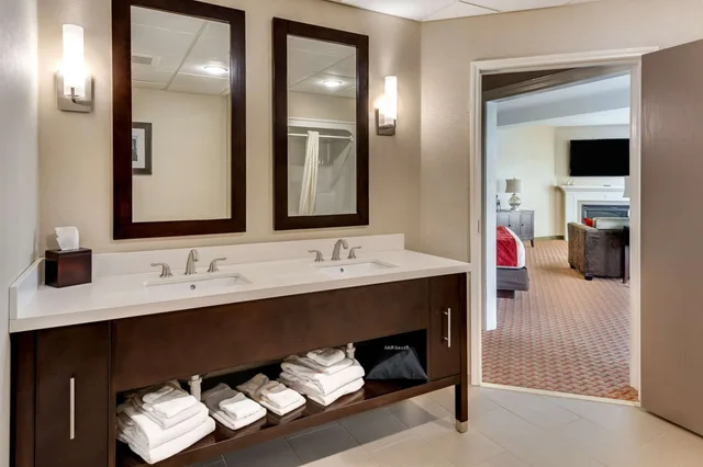 Presidential, Suite, King Bed, Bay Front, Sofa، Comfort Suites Chincoteague Island Bayfront Resort 8/10