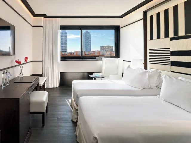 غرفة ديلوكس بسرير مزدوج، H10 Marina Barcelona 1/7