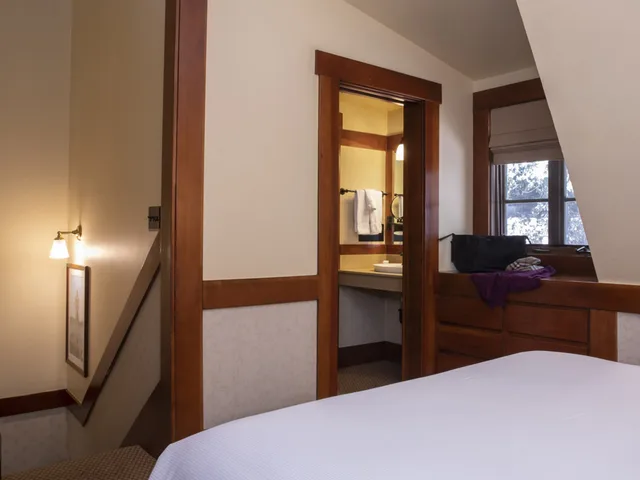 2 Bedrooms, Deluxe, Chalet, 2 Queen Beds, 2 Bathrooms, Sofa, Accessible، UCLA Lake Arrowhead Lodge 2/6