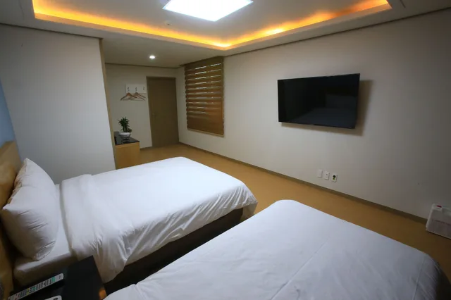 غرفة ديلوكس بسرير مزدوج وسرير فردي، Line Hotel 1/3