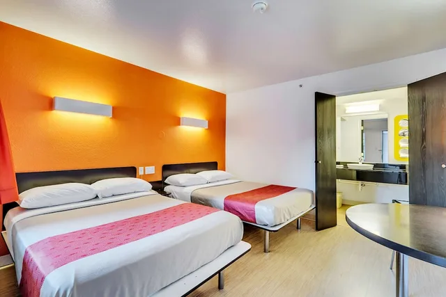 غرفة قياسية بسريرين مزدوجين، Motel6 Linthicum Heights, MD - BWI Airport 3/5