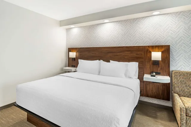 Study, King Bed, Sofa، Hampton Inn Petersburg Ft. Gregg Adams 2/4