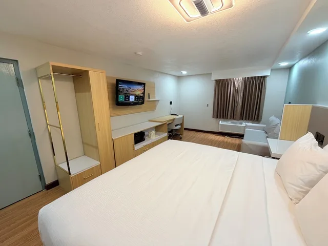 Deluxe, King Bed, Courtyard View, Wyndham Garden Salina Conference Center 1/10