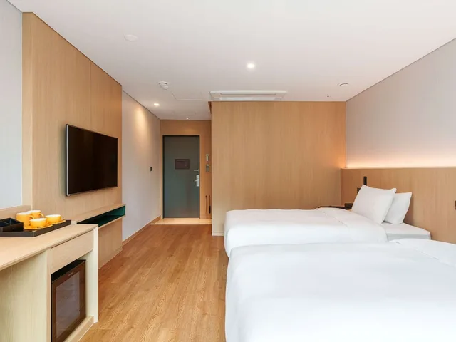 غرفة ديلوكس بسريرين منفصلين بشرفة، Ibis Styles Ambassador Jeonju City Centre 2/5