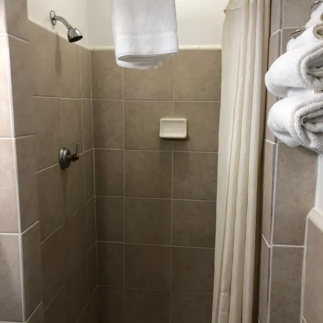 غرفة ثلاثية بإطلالة على البحيرة، Sun 'n Snow Motel 9/10