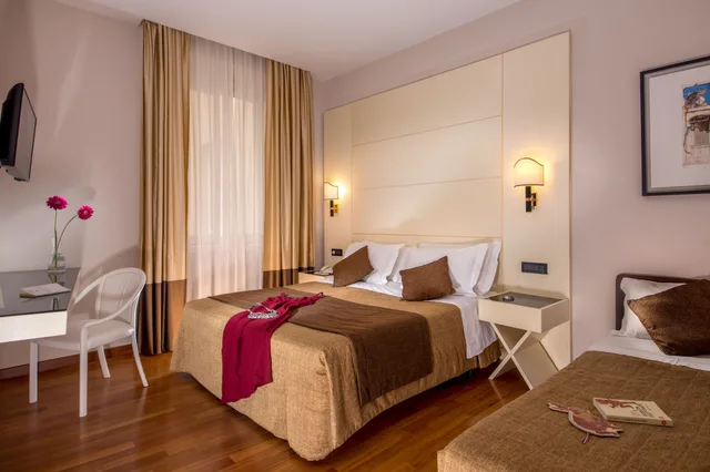 غرفة ثلاثية بسرير كوين وسرير فردي، Oxford Hotel 1/6