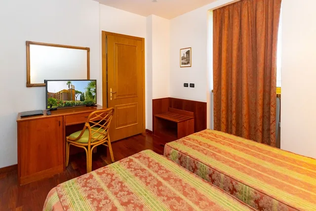 غرفة رباعية بسرير مزدوج وسريرين منفصلين، Hotel Tivoli 4/8