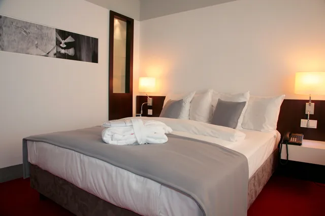 غرفة بسرير كوين، Holiday Inn Berlin Airport Conference Centre Formerly Holiday Inn Berlin International Airport 1/7