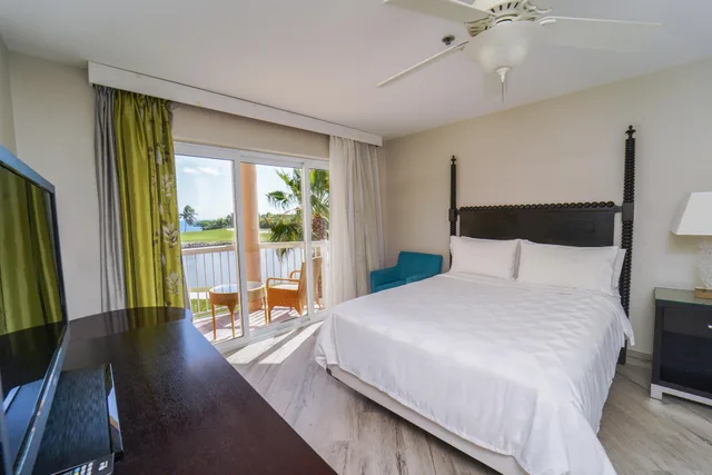 جناح استوديو بسرير كوين بإطلالة على البحر مع أريكة، Holiday Inn Resort Grand Cayman, an IHG Hotel 1/7