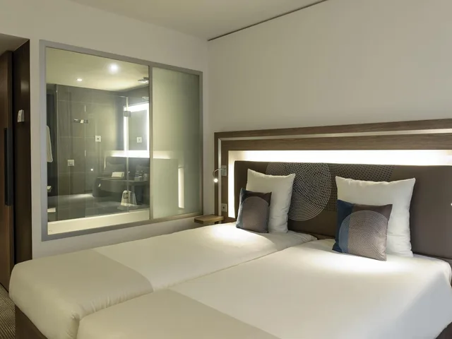 غرفة متصلة بسرير كوين مع أريكة، Novotel Lugano Paradiso 1/4