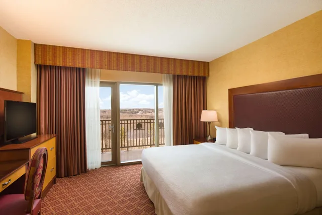 2 Bedrooms, Suite, 1 King or 2 Queen Beds، Embassy Suites by Hilton Charlotte Concord Golf Resort & Spa 2/12
