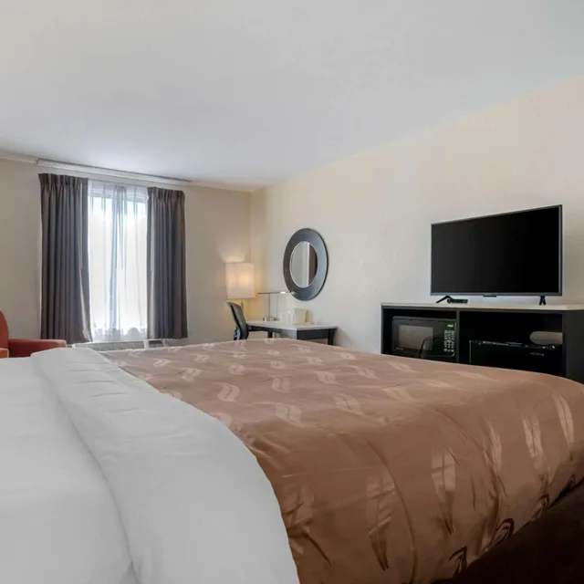 غرفة بسرير كينج في طابق مرتفع، Quality Inn Phenix City Columbus 5/8