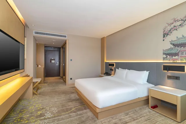 Room, King Bed, City View, Hilton Garden Inn Foshan 2/8