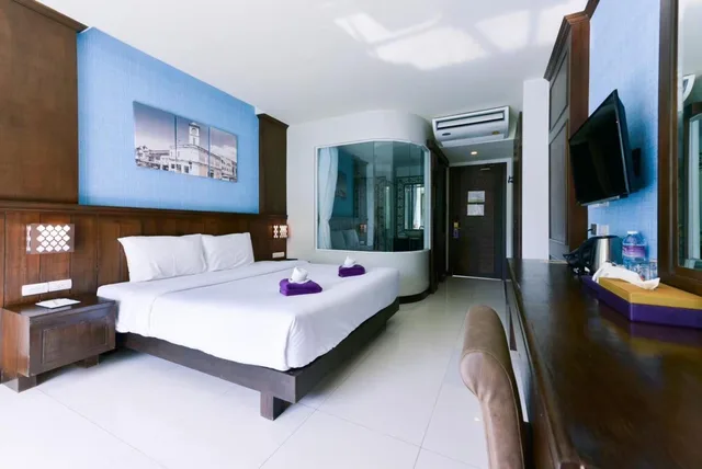 غرفة بسرير كينج بإطلالة على المسبح، Supicha Pool Access Hotel 2/2