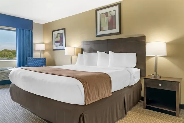 جناح بسرير كينج بإطلالة على النهر بحوض جاكوزي، Best Western Port Huron Blue Water Bridge 1/5