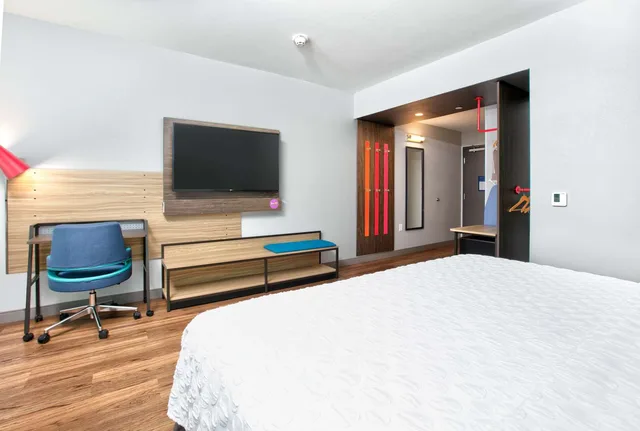 Room, King Bed, Bathtub, Accessible, Tru by Hilton Wichita Falls 1/3
