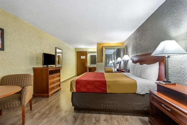 غرفة قياسية بسرير كينج، Econo Lodge Broken Arrow 10/10