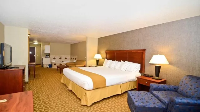 جناح بسرير كينج مع أريكة بحوض جاكوزي، Holiday Inn Express Hotel Suites Fort Atkinson 2/6