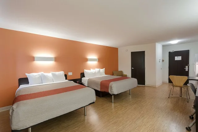 غرفة قياسية بسريرين كوين بمطبخ صغير، Motel6 Brandon, MB 1/9