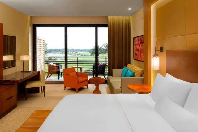 Deluxe, King Bed, Golf Course View, Balcony، VOGO Abu Dhabi Golf Resort & Spa 2/7