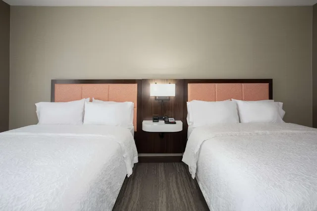 غرفة بسريرين كوين مع أريكة لذوي الإعاقة، Hampton Inn & Suites Logan 1/5
