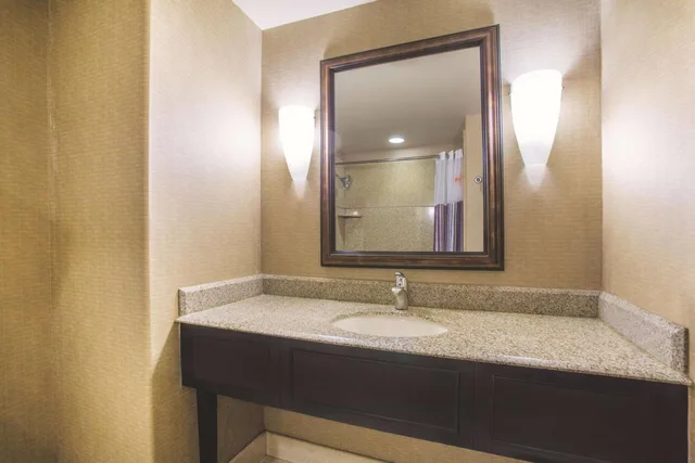 غرفة تنفيذية بسرير كينج، La Quinta Inn & Suites by Wyndham Ely 7/9