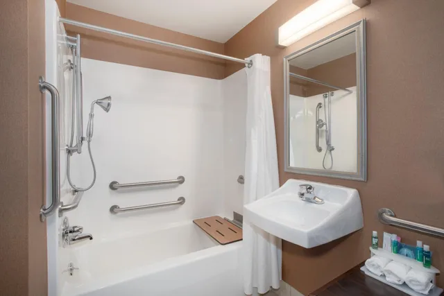 Deluxe, Suite, Accessible, Holiday Inn Express Hotel Suites Yankton 6/6