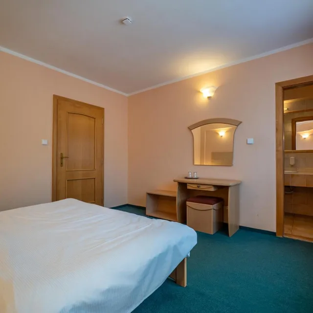 جناح، Hotel Boboty 4/9