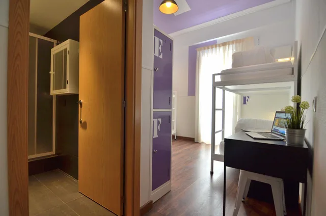 Female Dorm, Female Only, 6 Beds, 3 Bunk Beds، Far Home Atocha 2/2