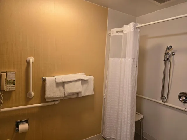 غرفة بسرير كينج بحوض جاكوزي لذوي الإعاقة، Country Inn & Suites by Radisson, Convention Center 2/3