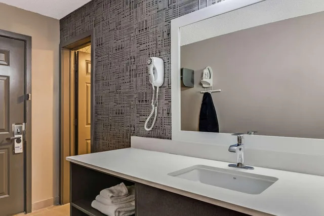 غرفة سوبيريور بسرير كينج وسرير كوين، The Wander Hotel, a Ramada by Wyndham 6/7
